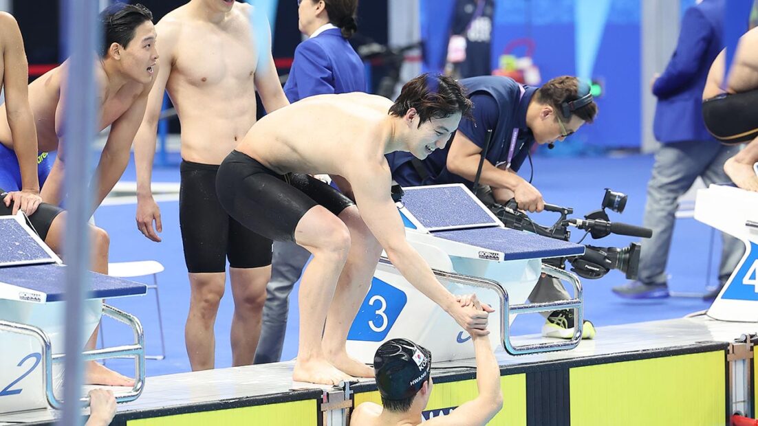 Hwang Sun-woo takes gold, silver, bronze in men’s 400-meter medley relay in new Korean record time